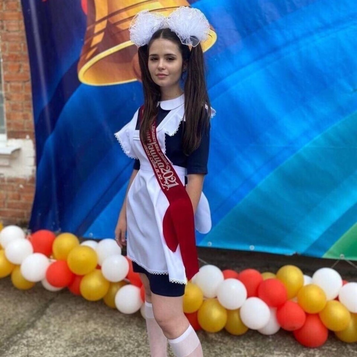 Девочка школьница с портфелем