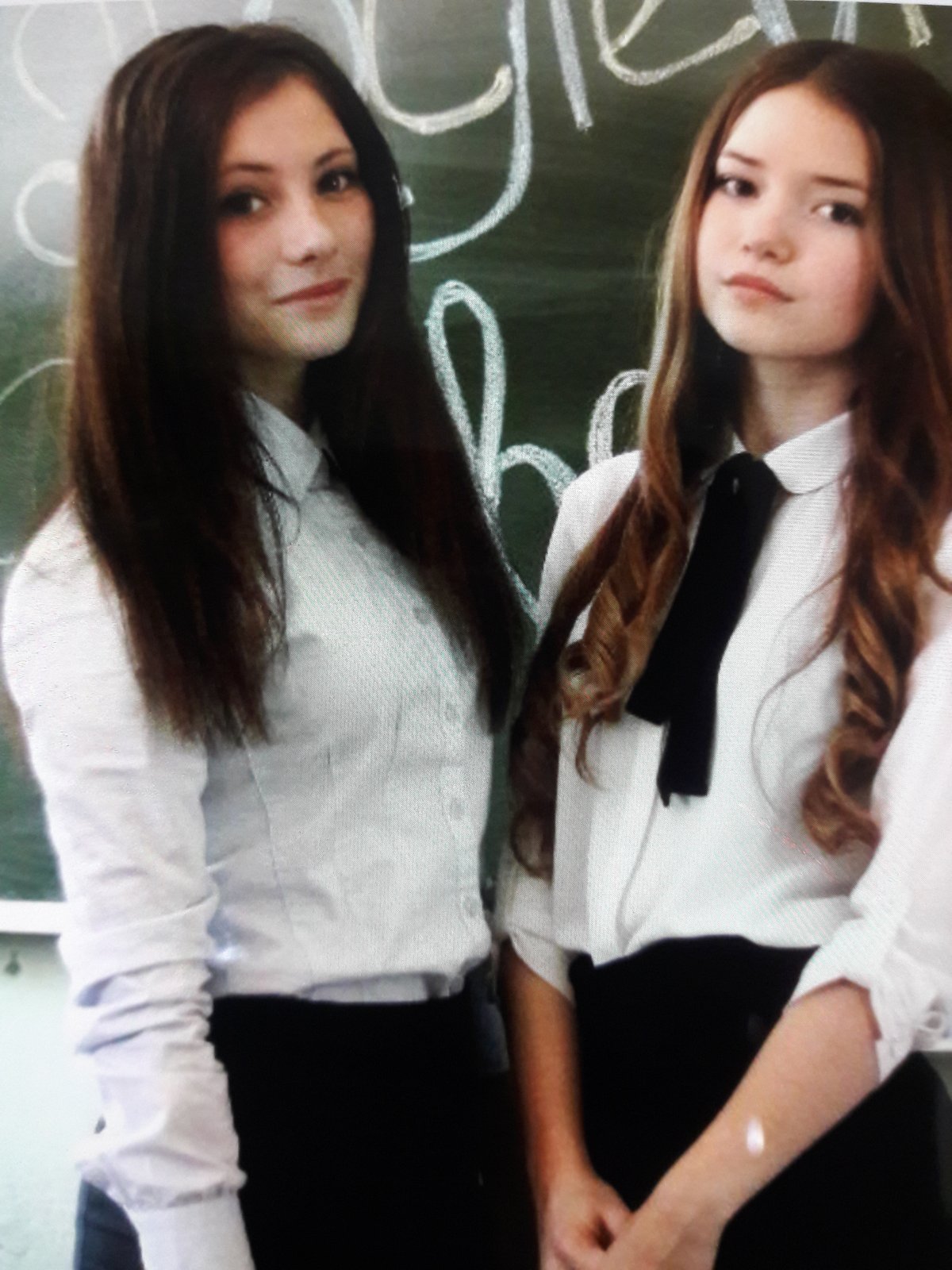 Выпускницы в школьной форме