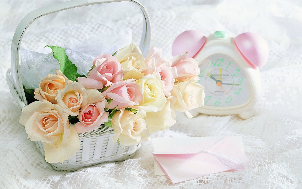 Нежные цветы в чашке