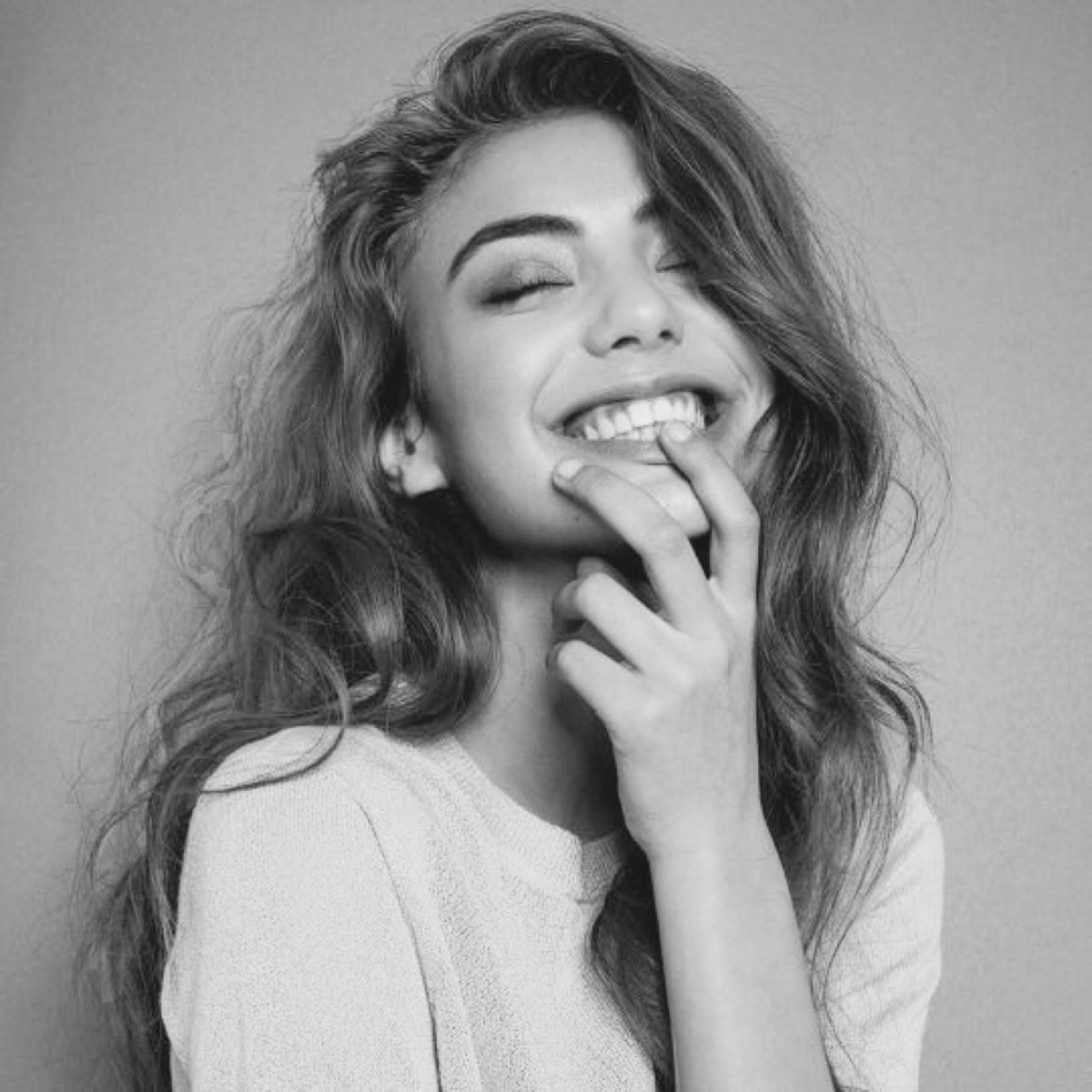 Девушка смеется