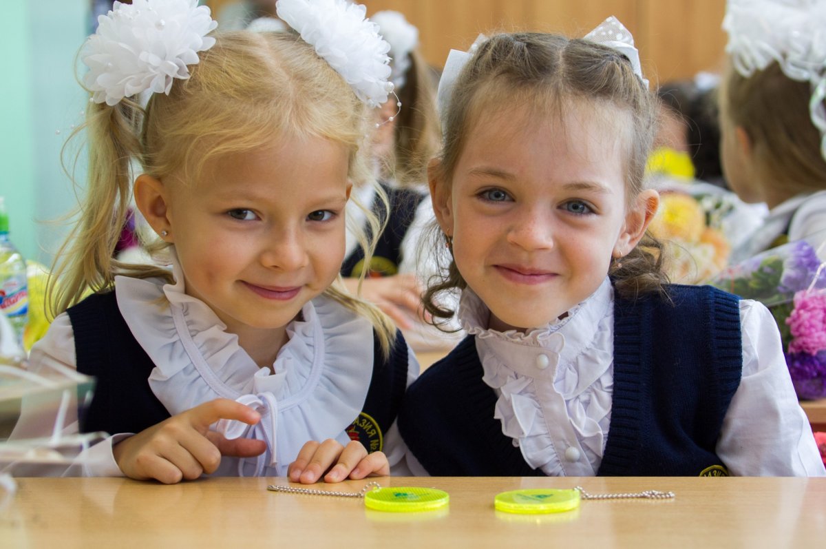 Прическа с бантами для первоклассницы