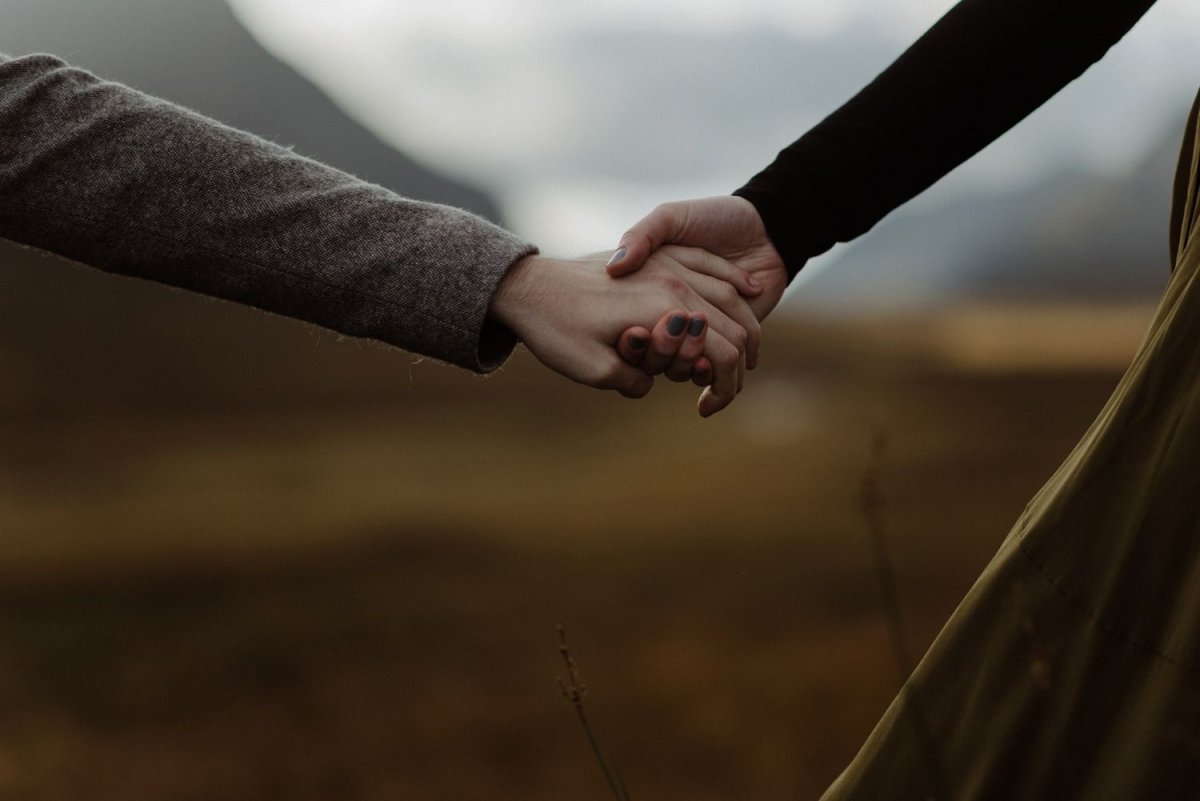 Держатся за руки