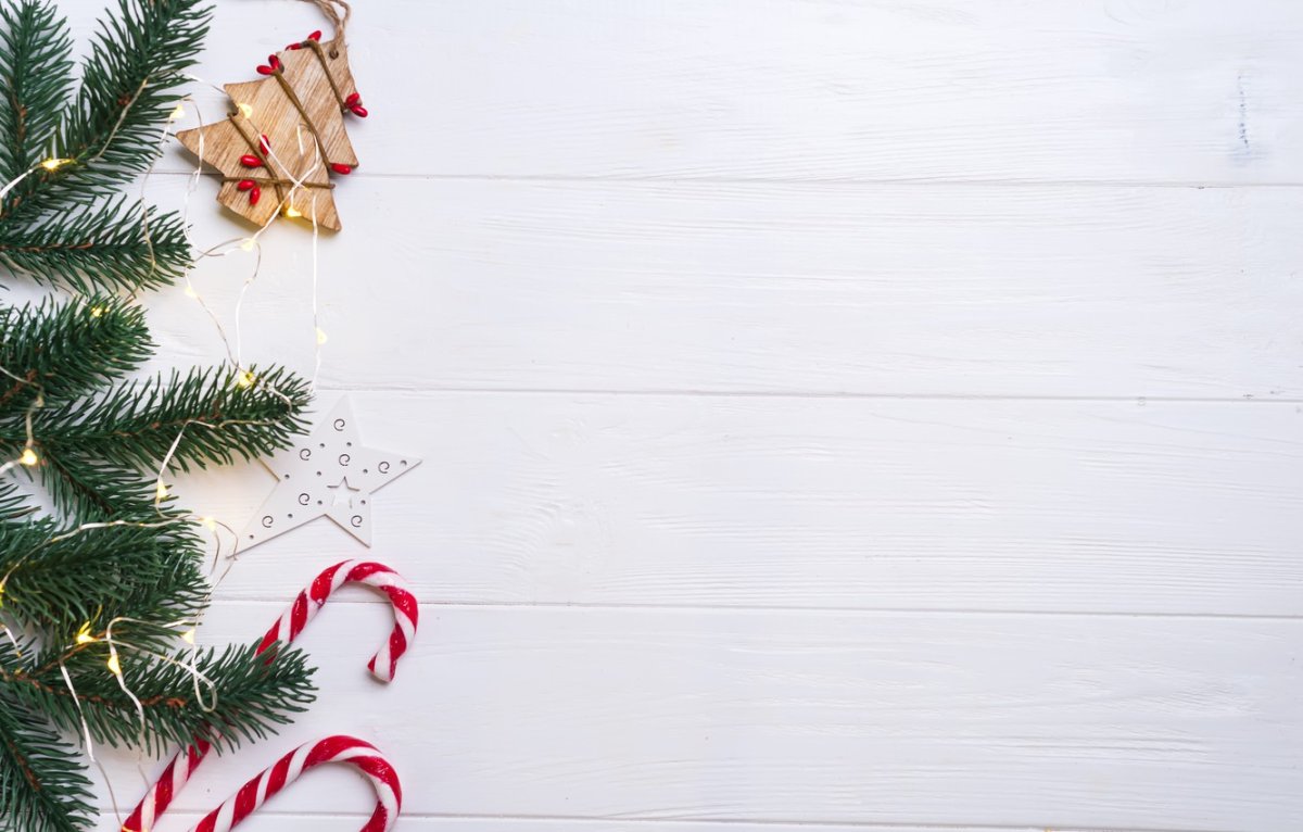 Новогодний фон на белом дереве