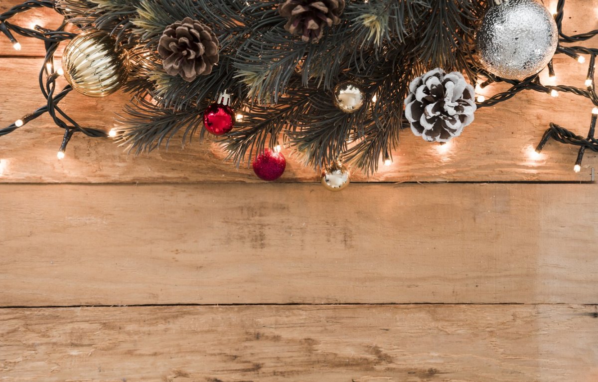 Деревянный фон с гирляндой