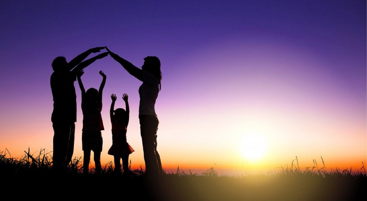 Семья на закате