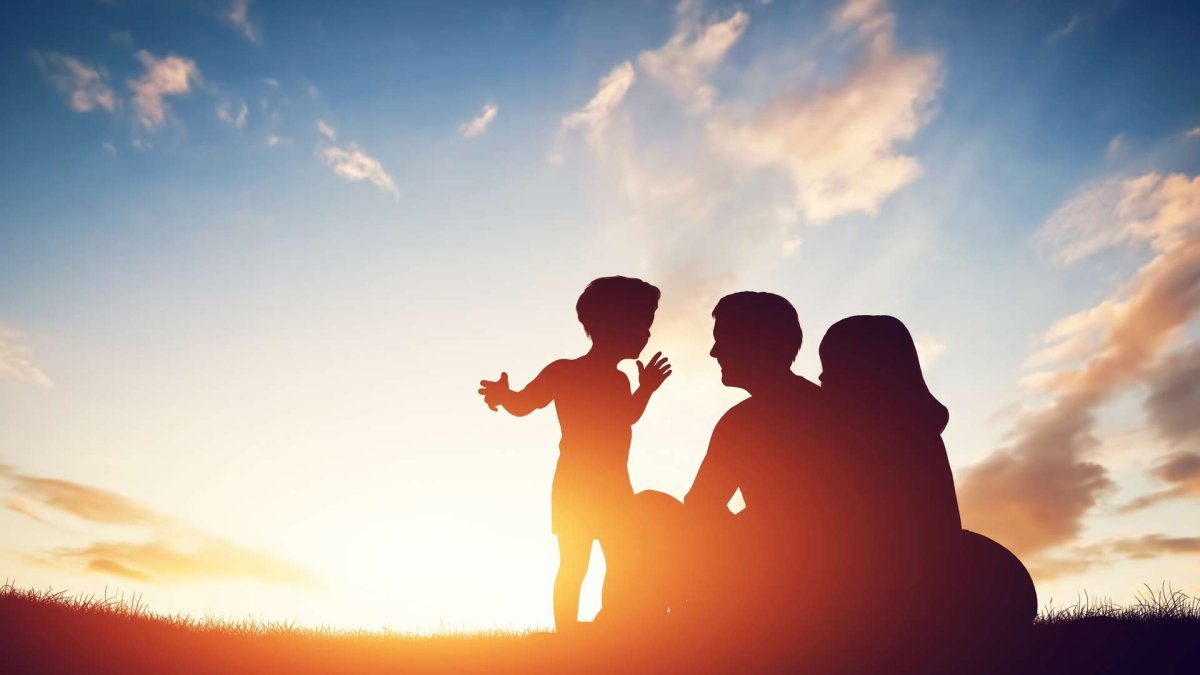 Семья на закате