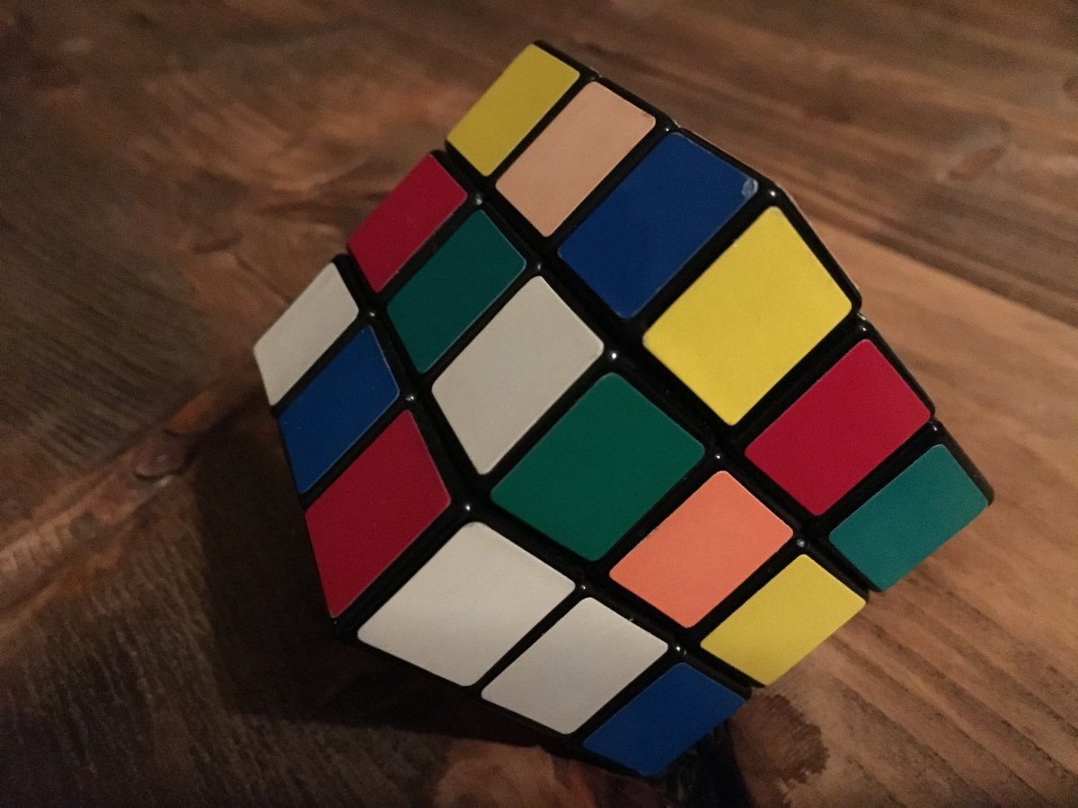 Кубик Рубика на столе