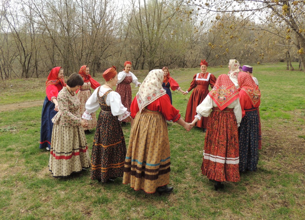 Дети в народных костюмах