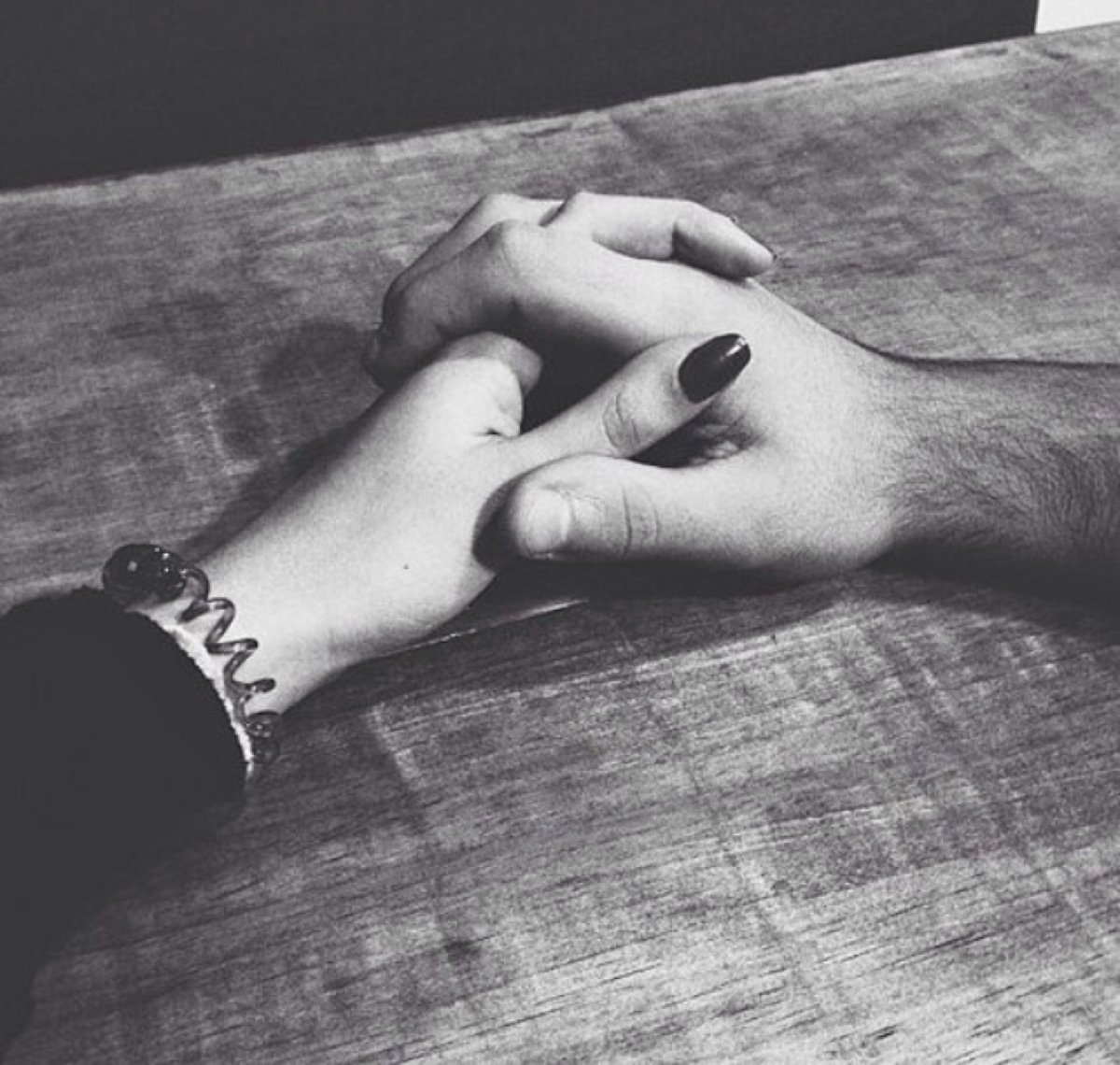 Руки влюбленных черно белое