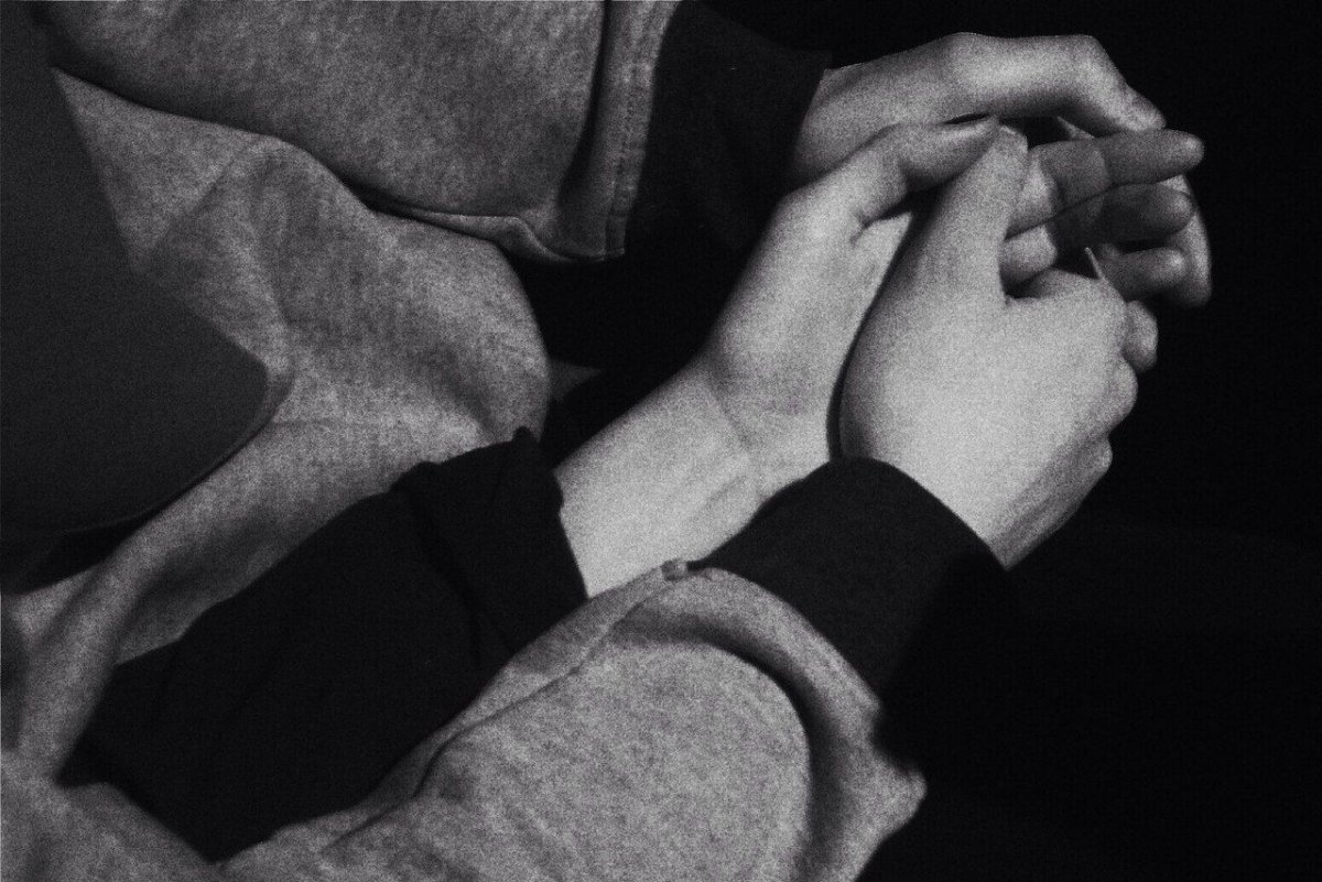 Девушка на руках у парня