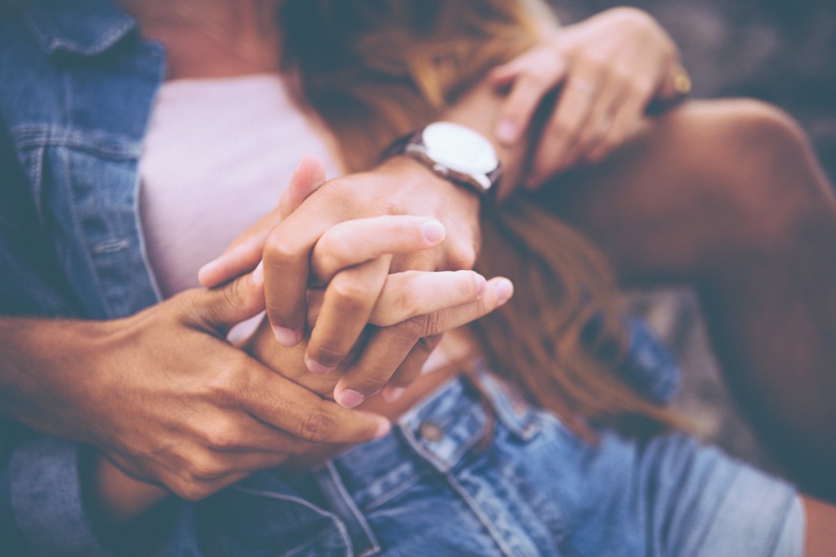 Девушка на руках у парня