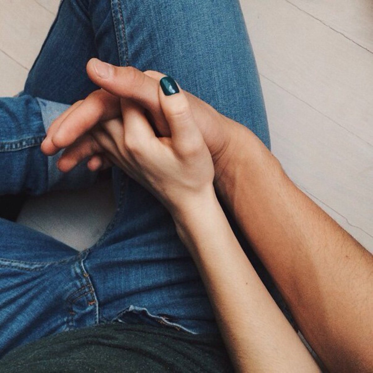 Женская рука в мужской руке