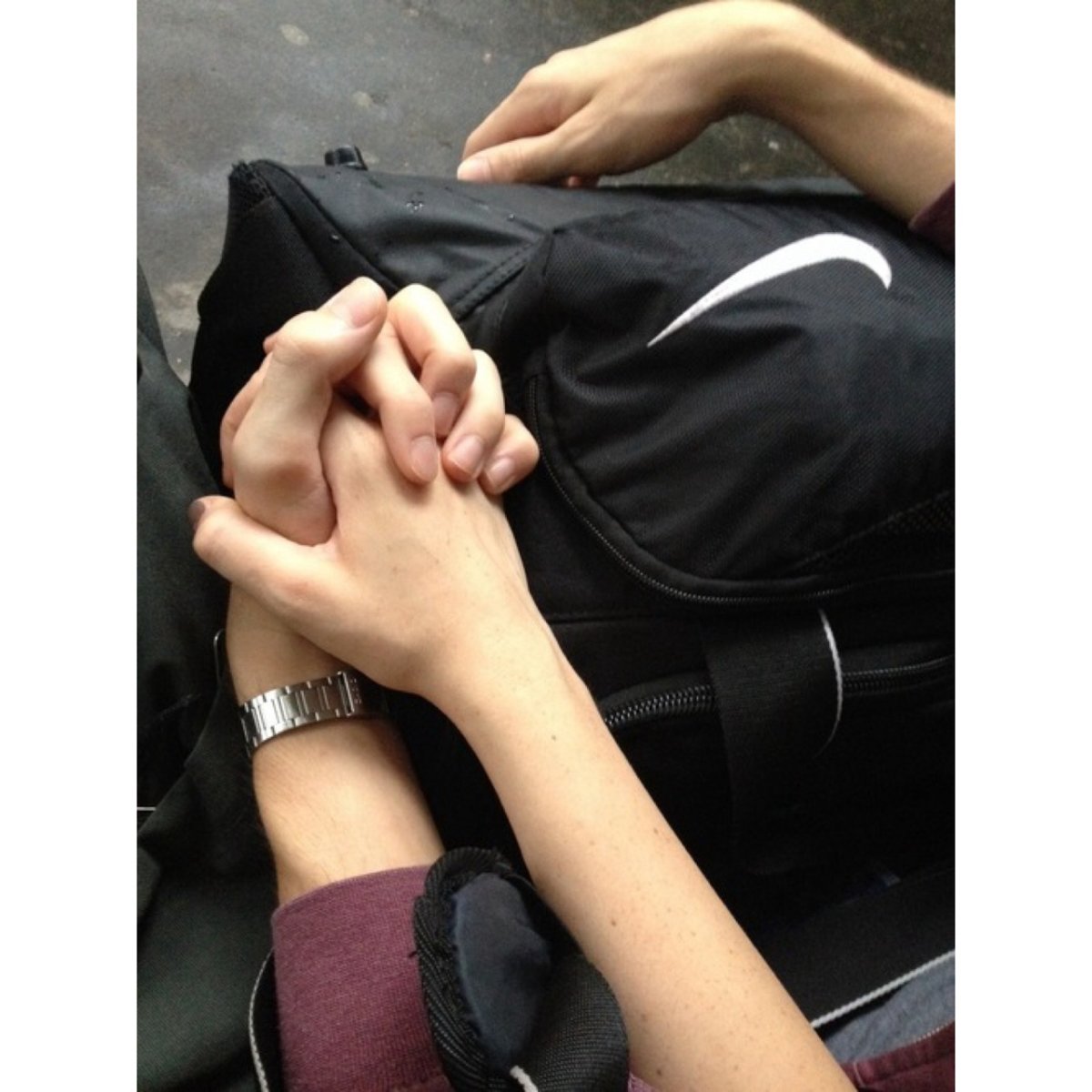 Мальчик держит девочку за руку