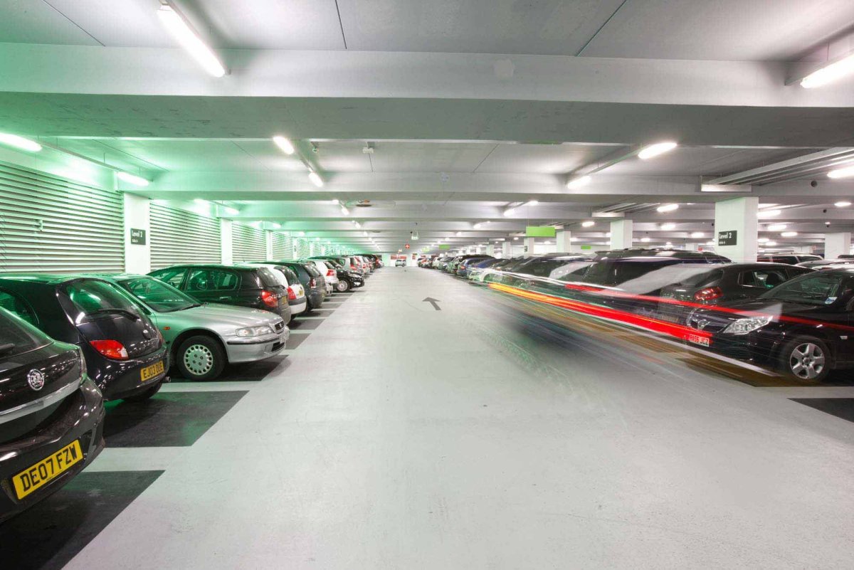 Машина в паркинге