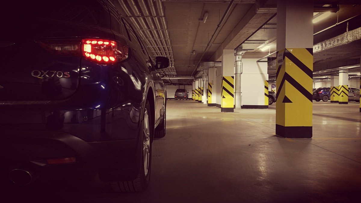 BMW m3 в паркинге