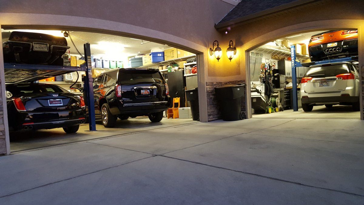 Машина в гараже