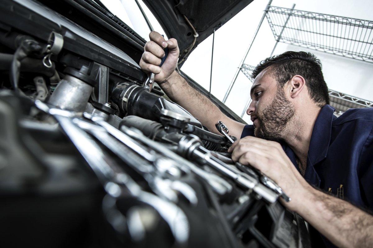 Автомеханик с гаечным ключом