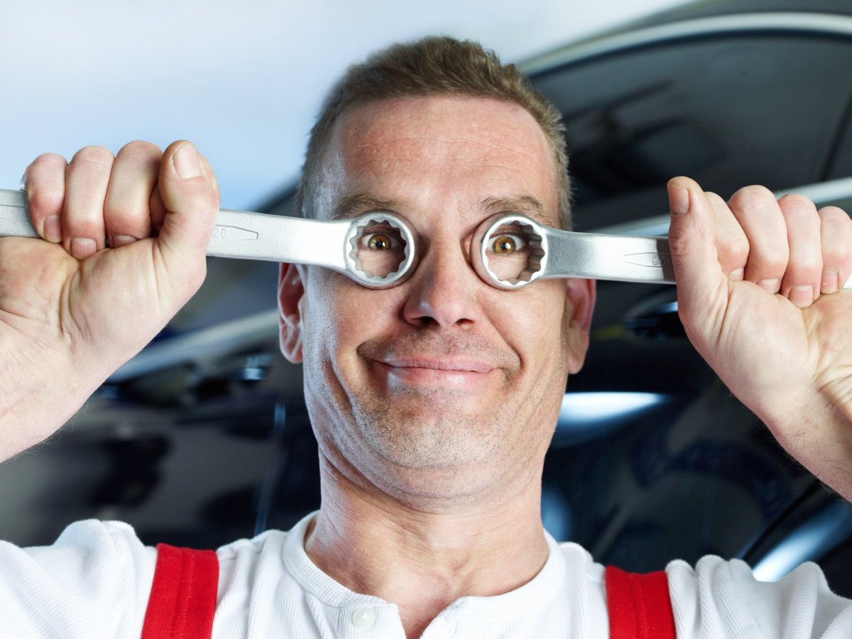 Череп с гаечными ключами