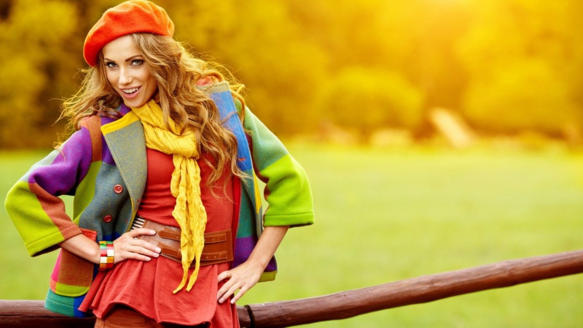 Девушка в яркой одежде