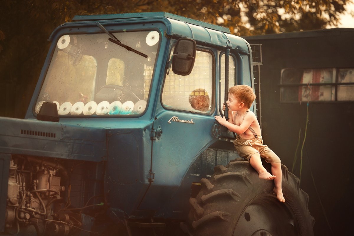 Женщина тракторист