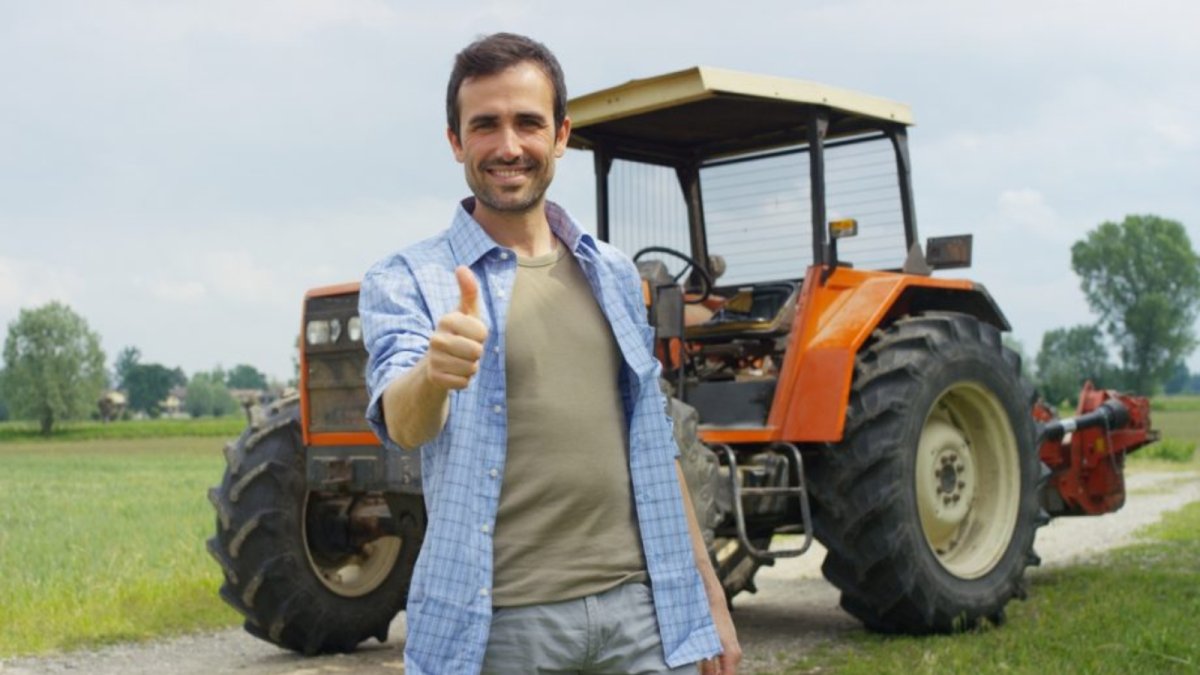 Трактор эмблема