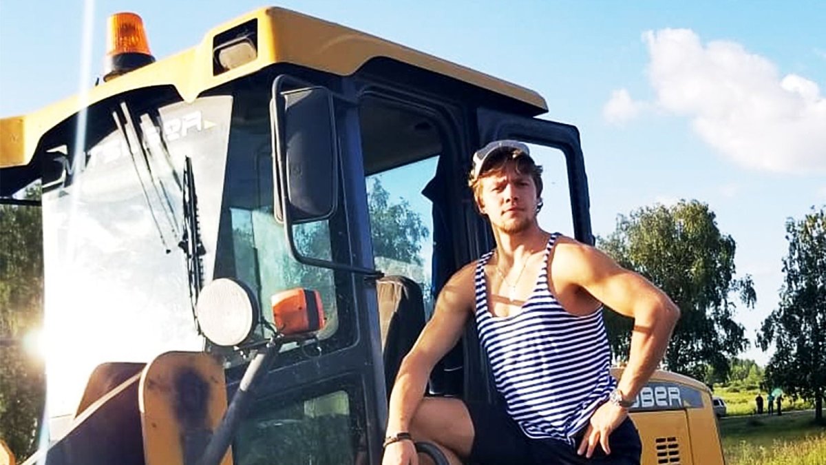 Мультяшный фермер на тракторе