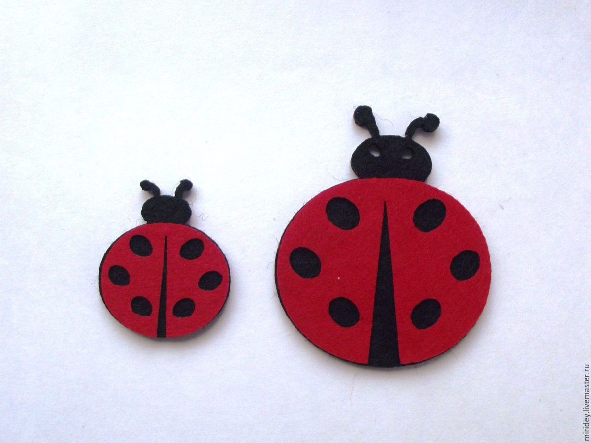 Божья коровка из камня для сада