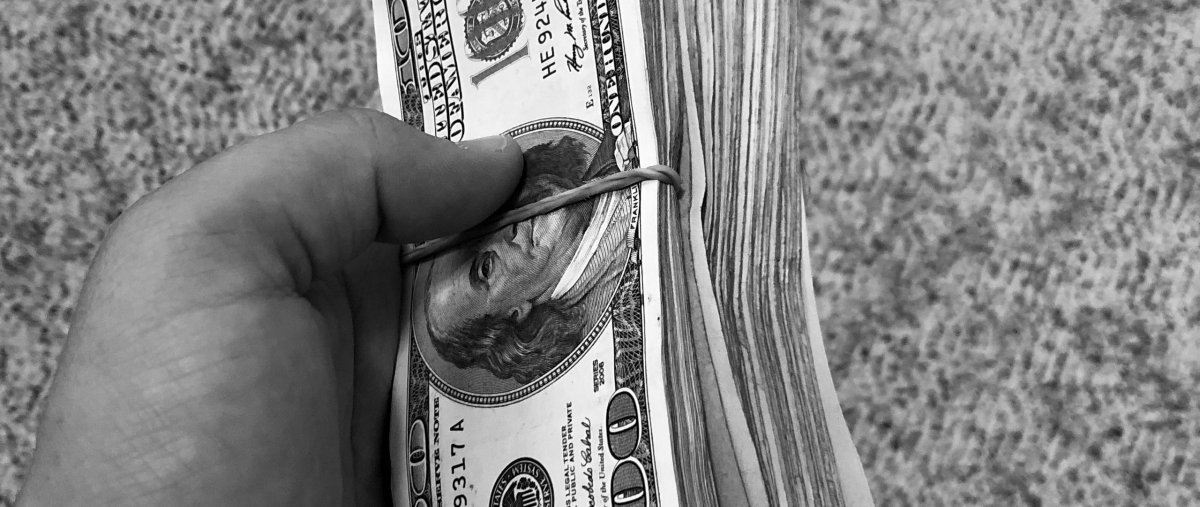 Обои деньги черно белые