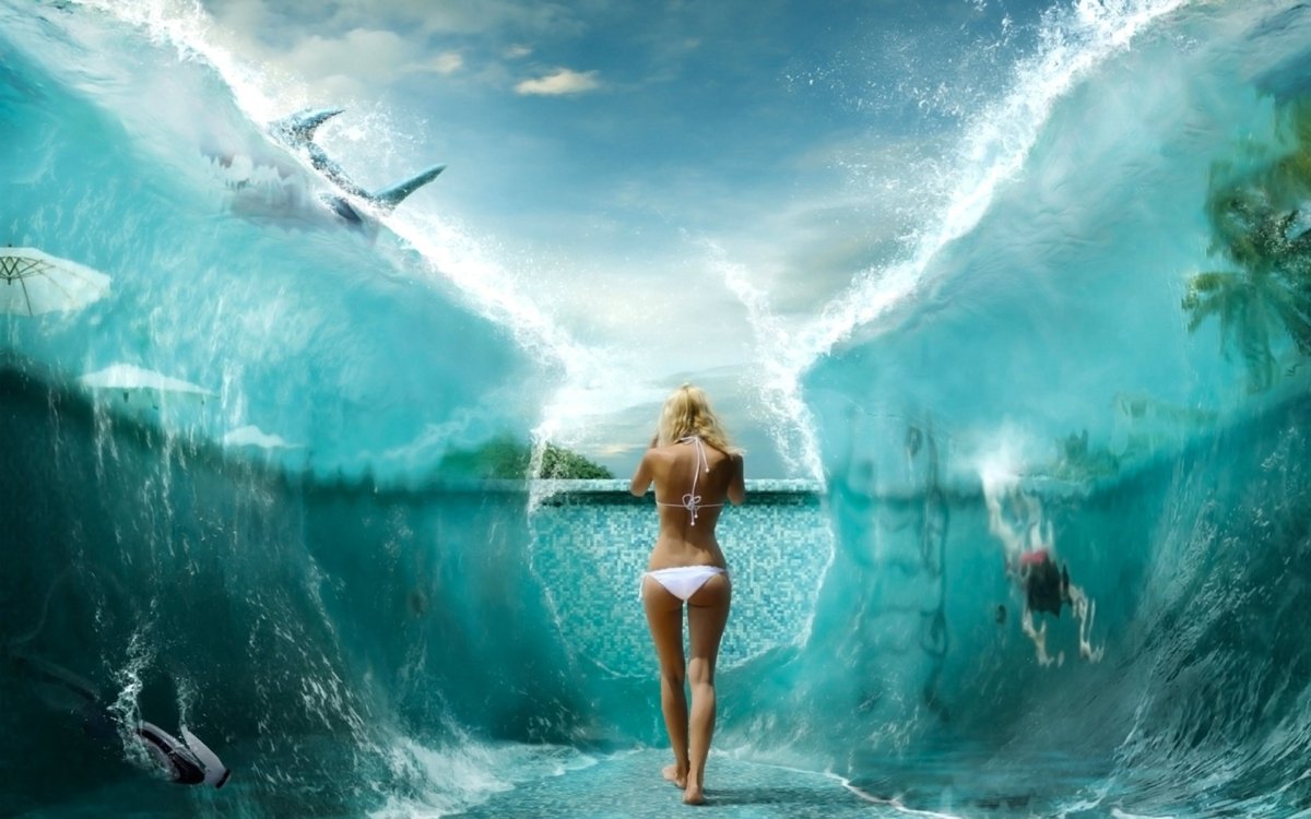 Девушка в волнах моря