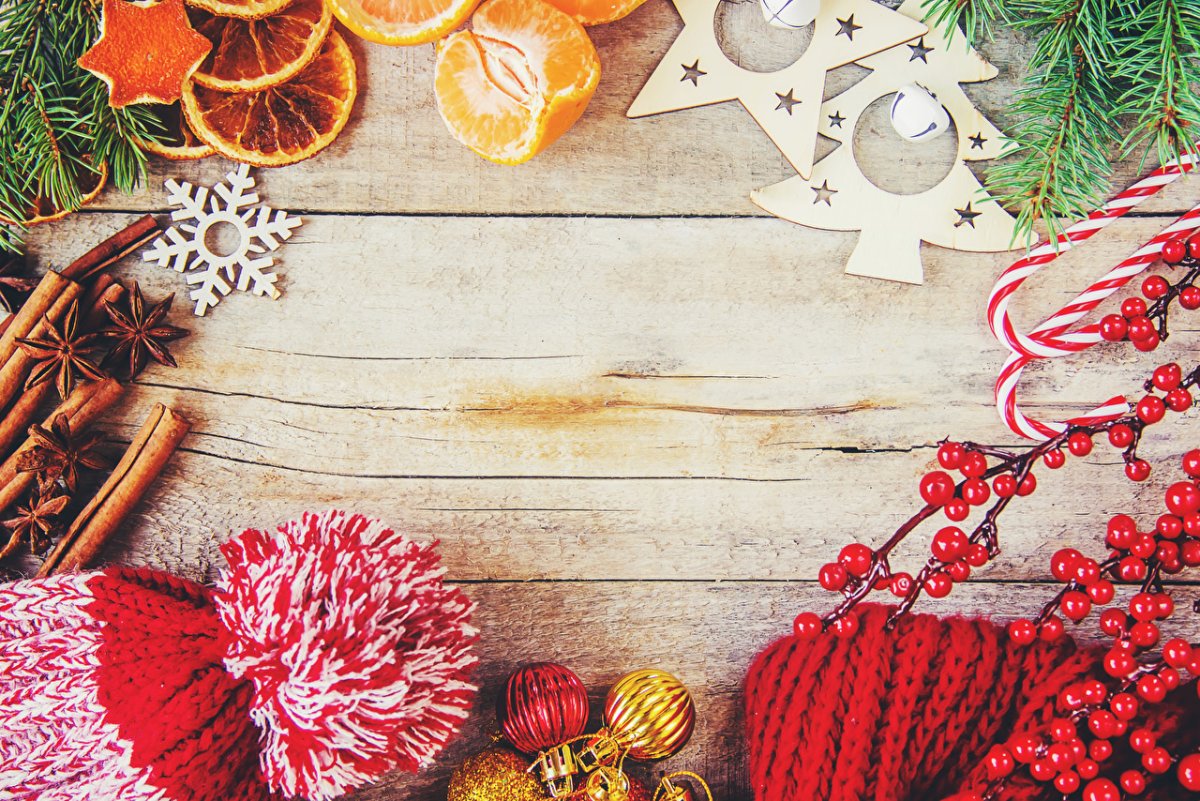 Новогодний декор на деревянном фоне