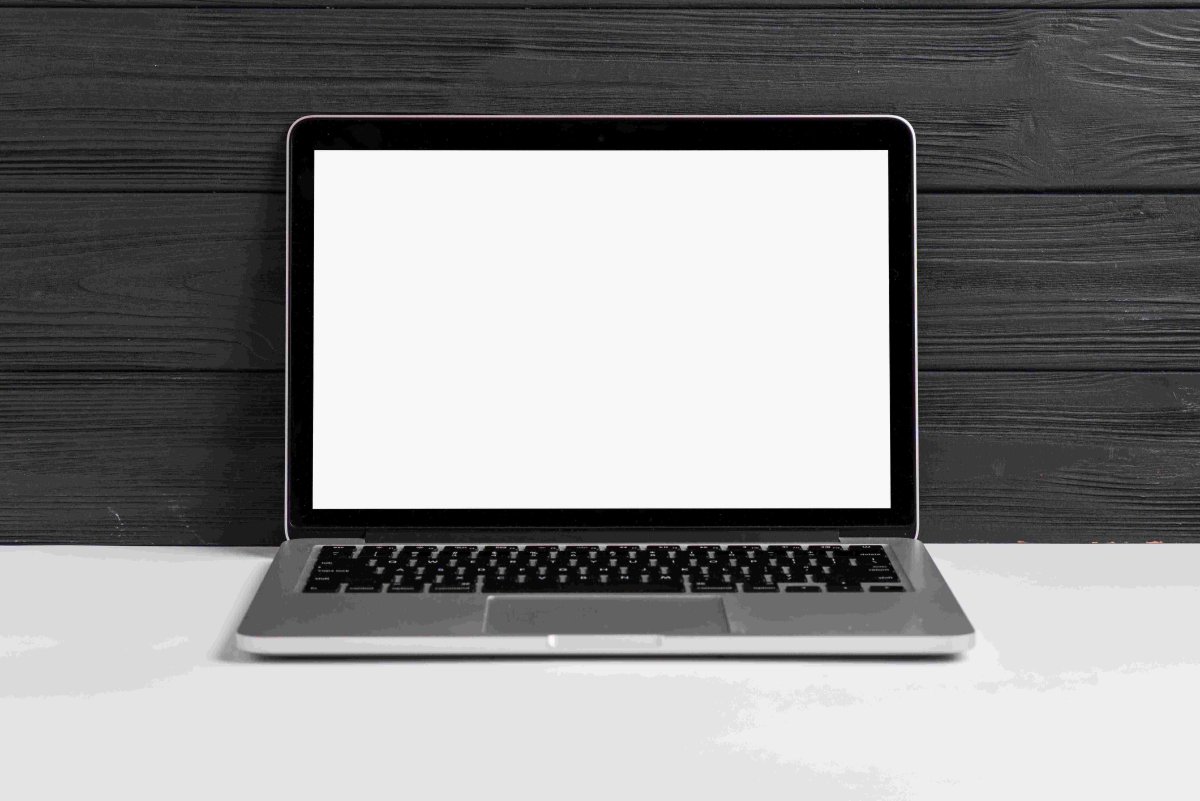 Ноутбук на столе спереди