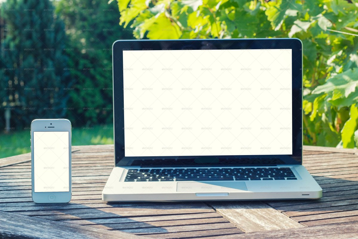 Ноутбук и смартфон