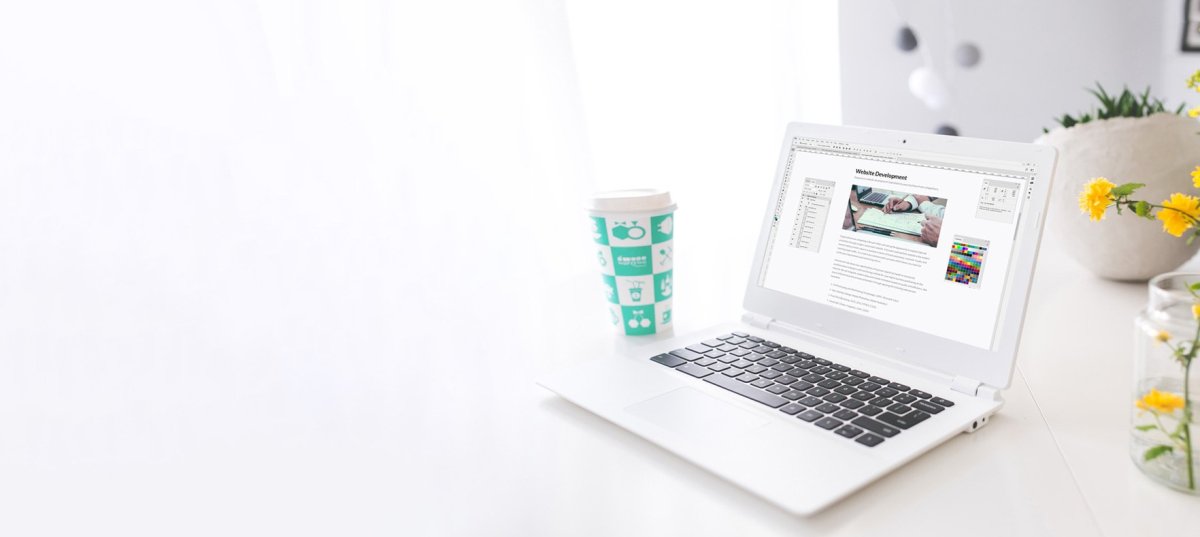 Дизайнер за ноутбуком