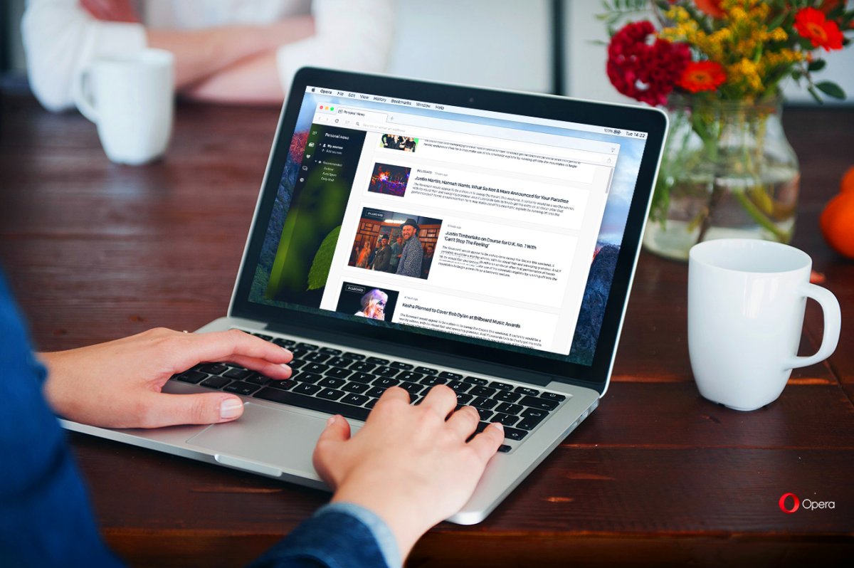 Экран ноутбука человек