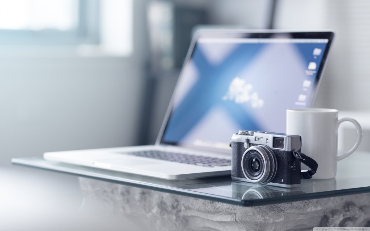 Ноутбук и фотоаппарат