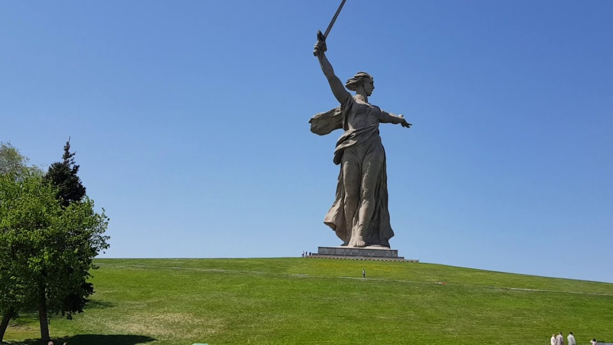 Памятник на Мамаевом Кургане в Волгограде Родина мать
