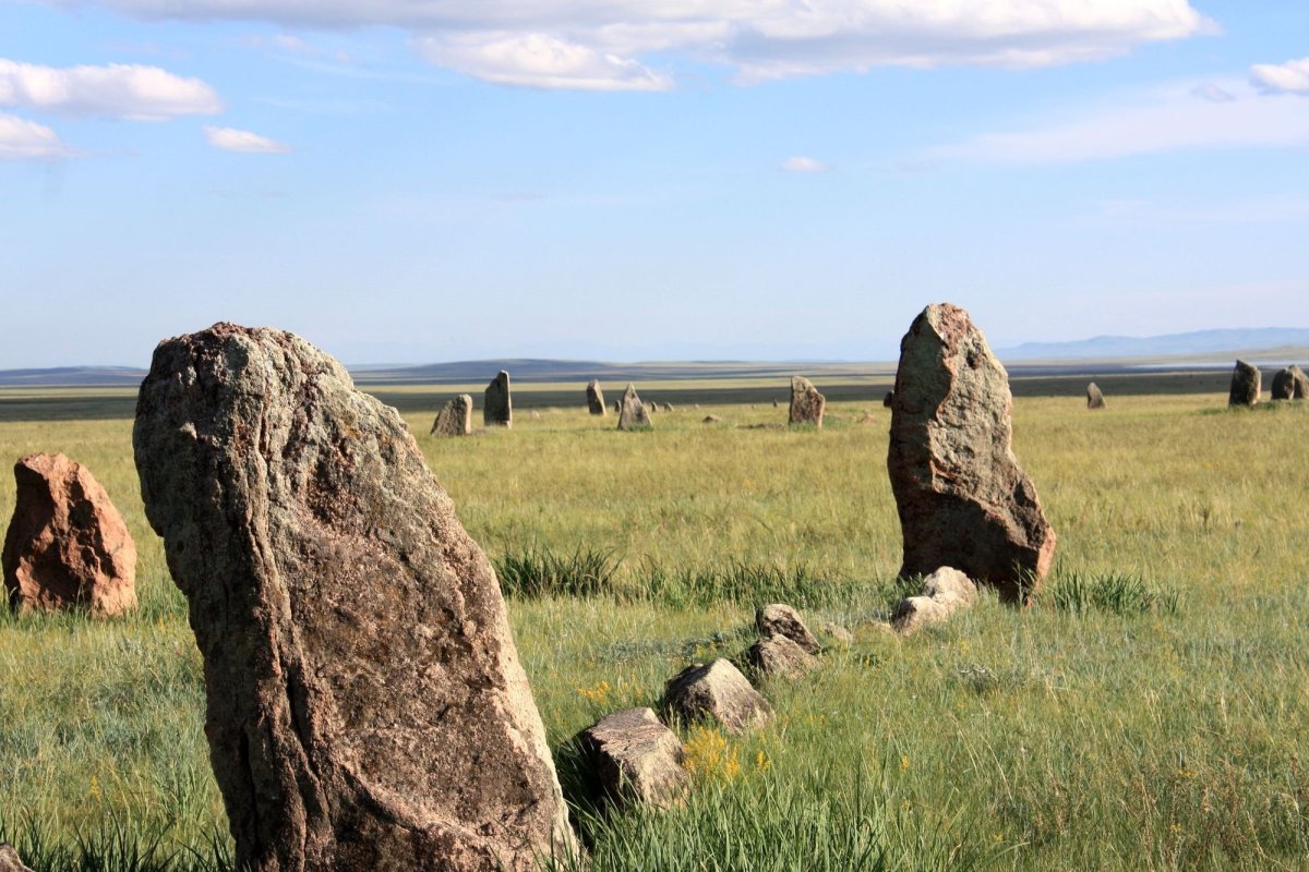 Камни Хакасия менгиры