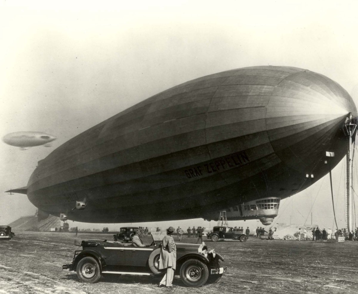 Аэростат Гинденбург над Кенигсбергом