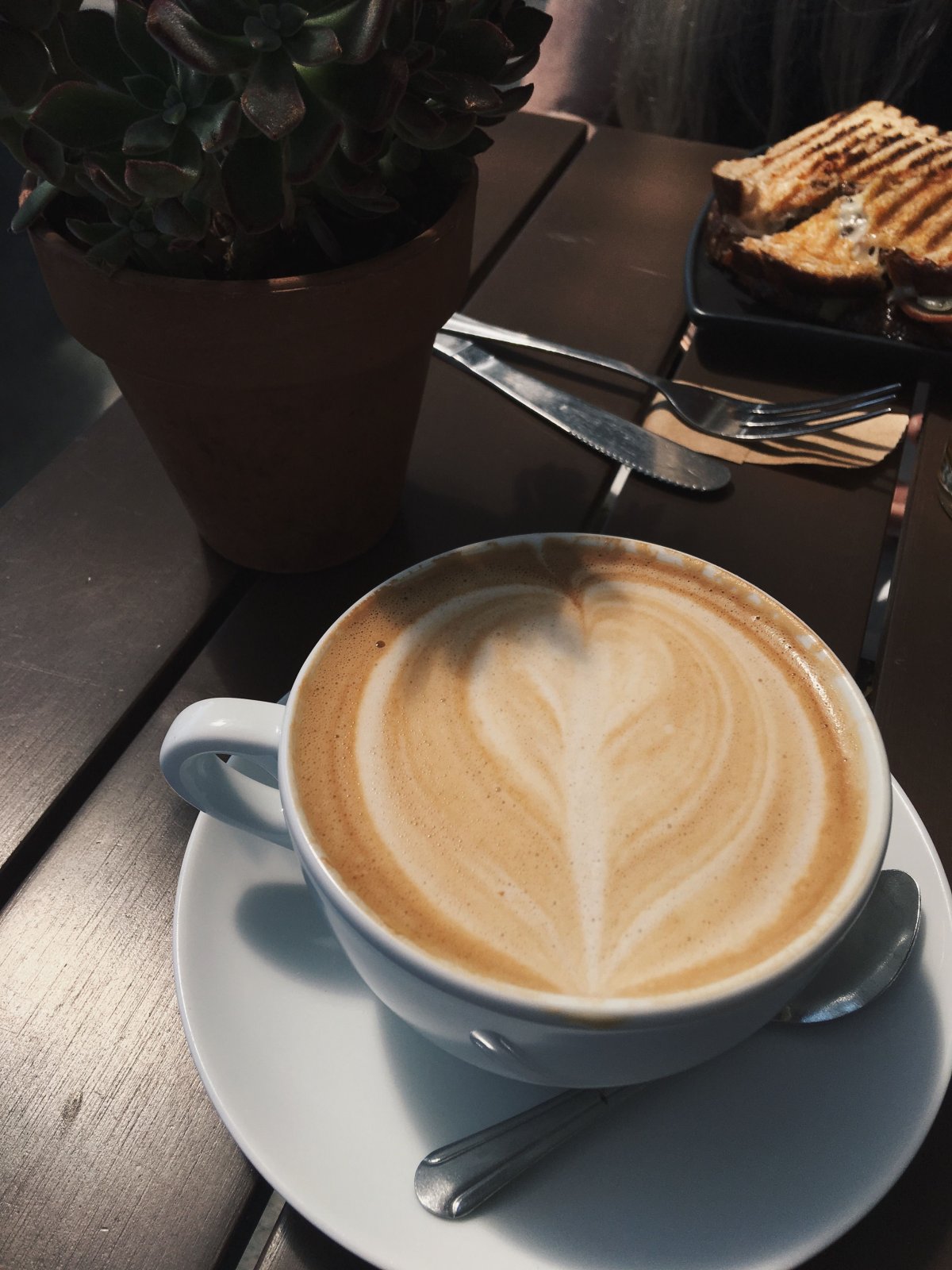 Чашка кофе в кофейне