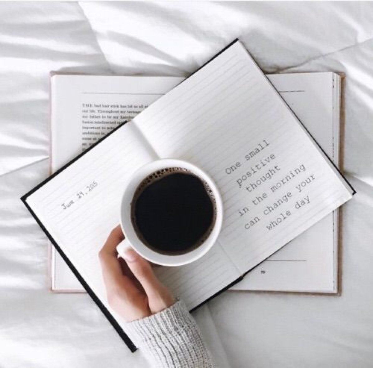 Чашка кофе и журнал