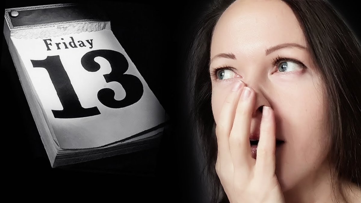 Черная кошка перебегает дорогу