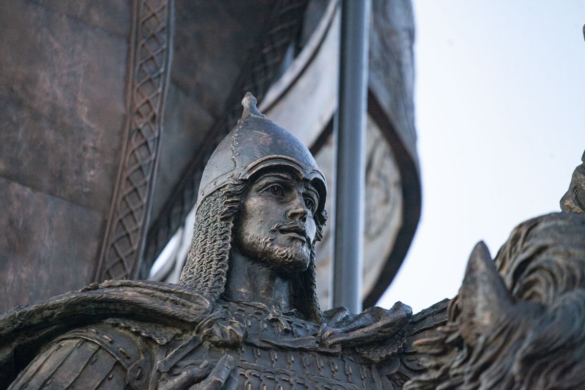 Памятник князь Александр Невский с дружиной