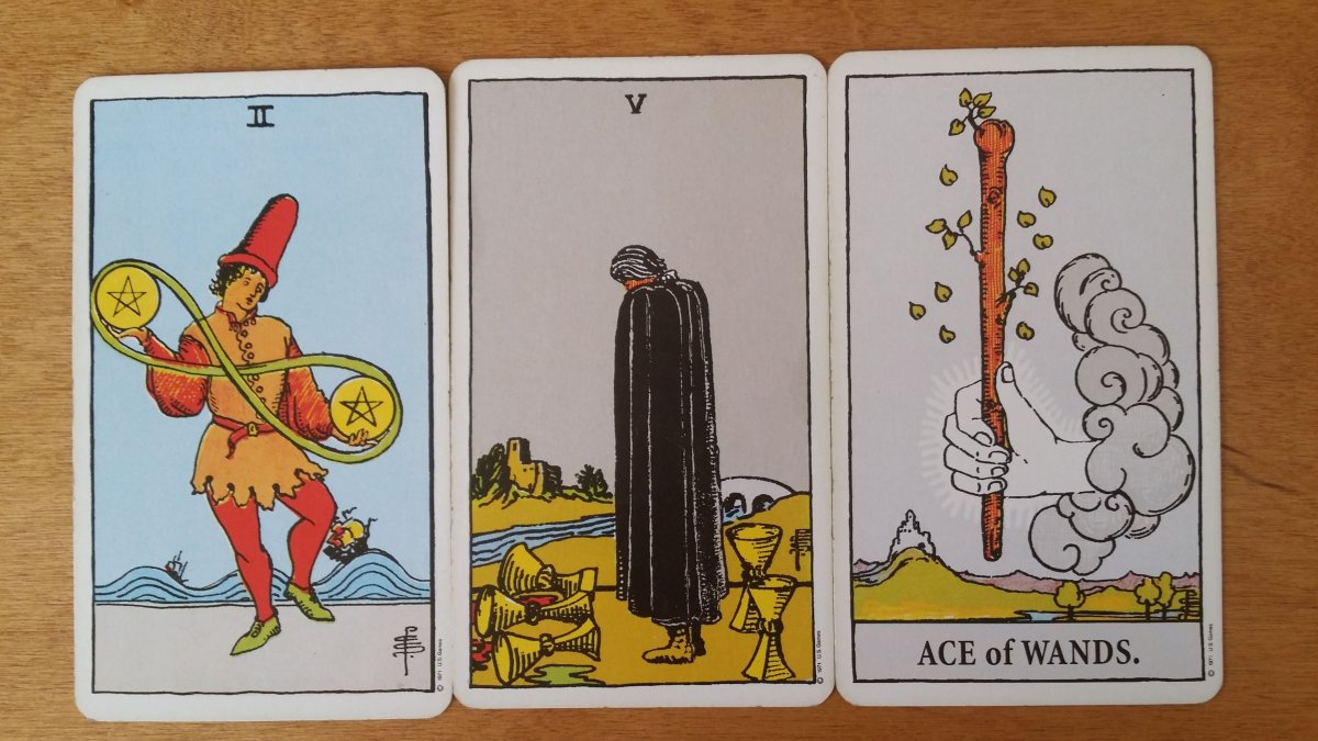 Колода карт Таро в руках