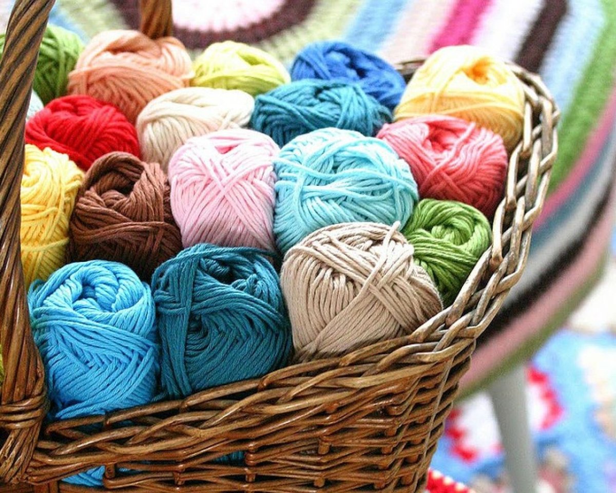 Клубок ниток с крючком