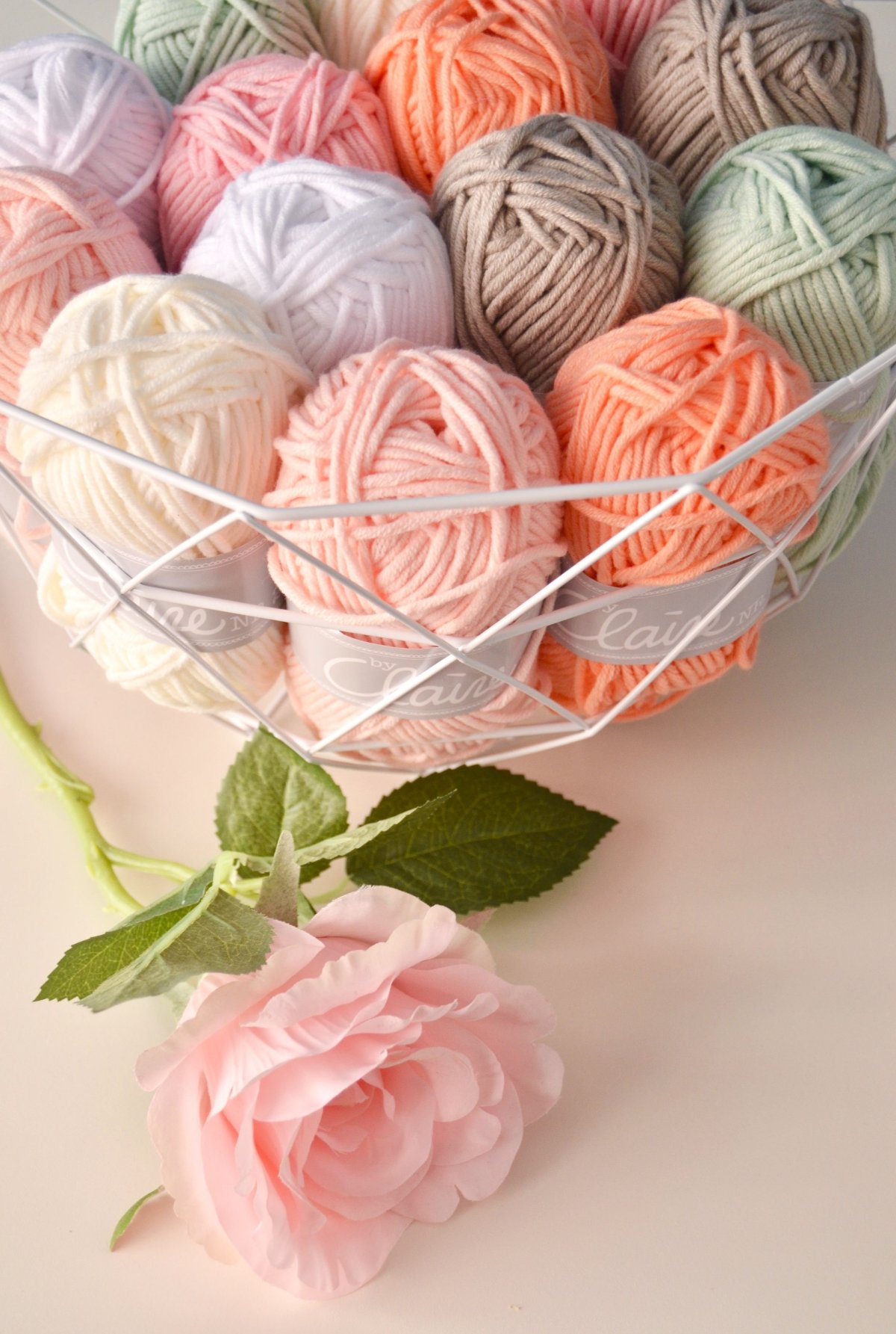 Моток красных ниток