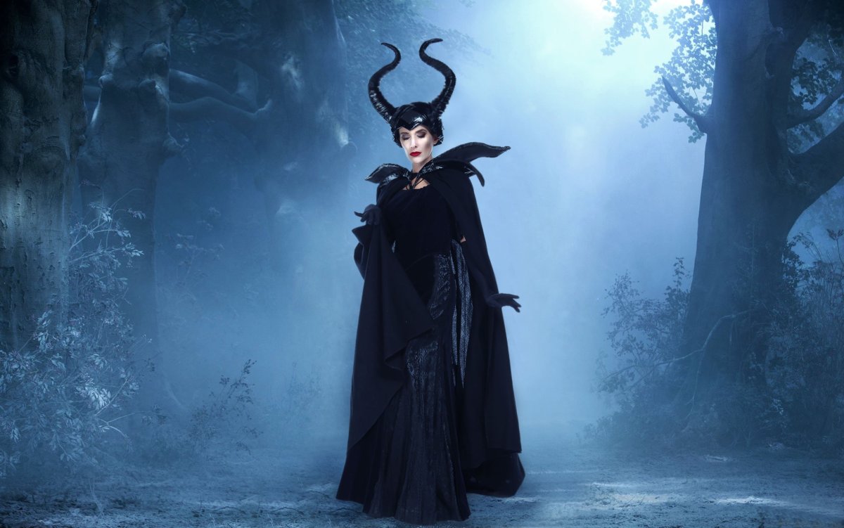 Малефисента Анджелина Джоли в полный рост