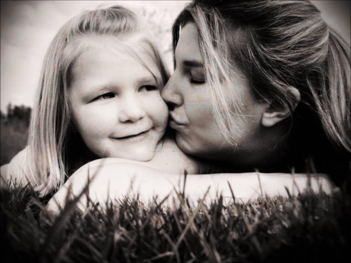 Мама черно белая