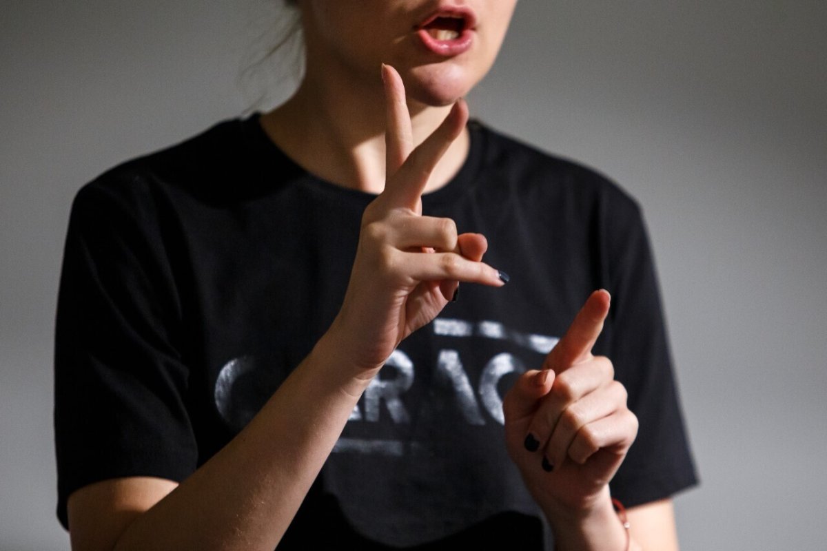 Общение глухонемых жестами