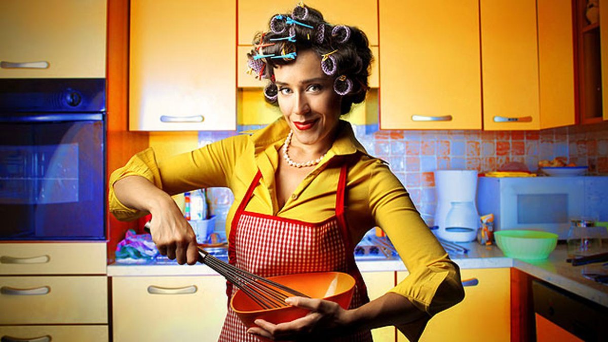 Домохозяйка в бигудях