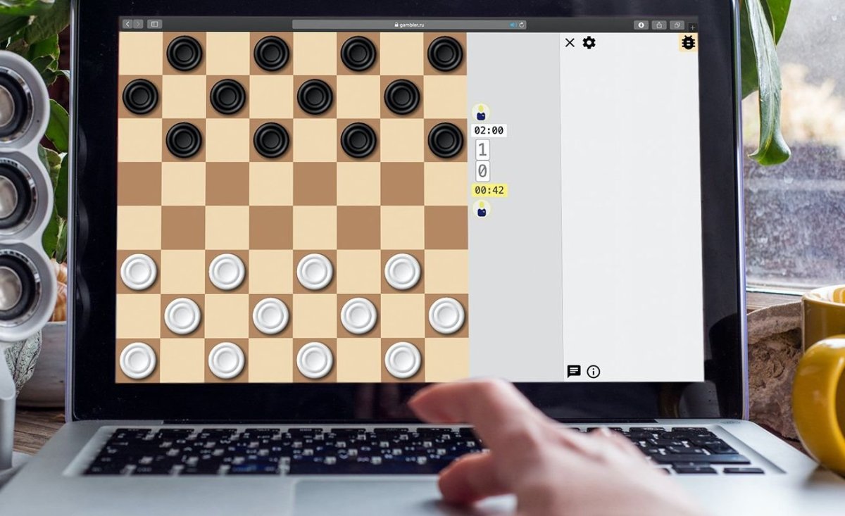 Мальчик и девочка играют в шашки